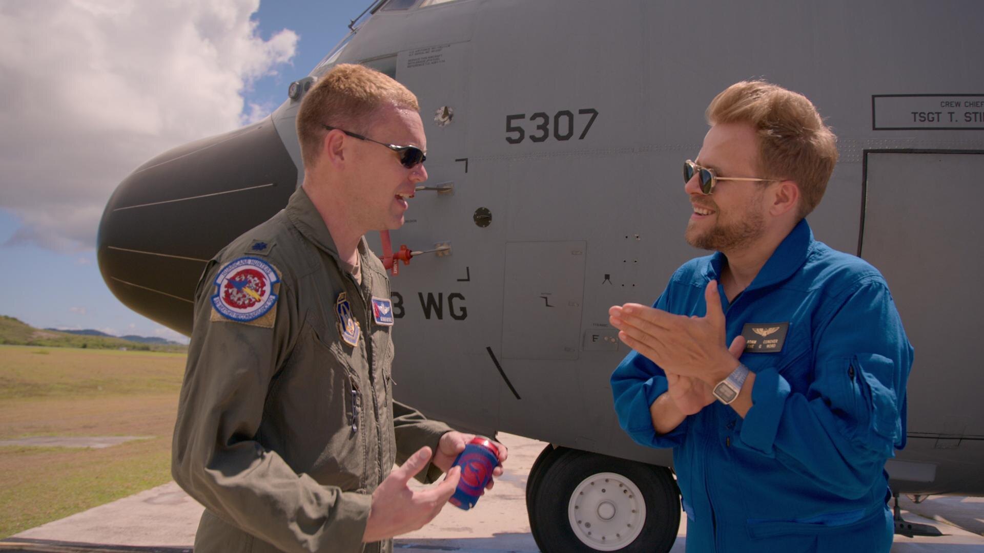 Komik Adam Conover v novém dokumentu ukáže jak funguje americká vláda… anebo spíš nefunguje?