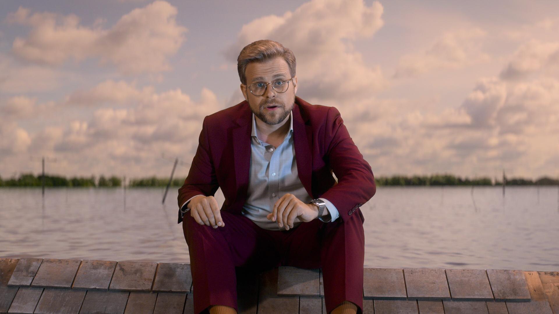 Komik Adam Conover v novém dokumentu ukáže jak funguje americká vláda… anebo spíš nefunguje?