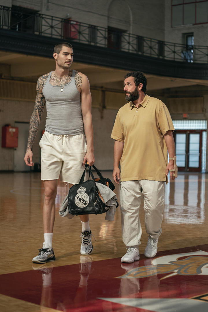 Adam Sandler po dlouhé době ve vážné roli: Trailer k očekávanému sportovnímu filmu je tady
