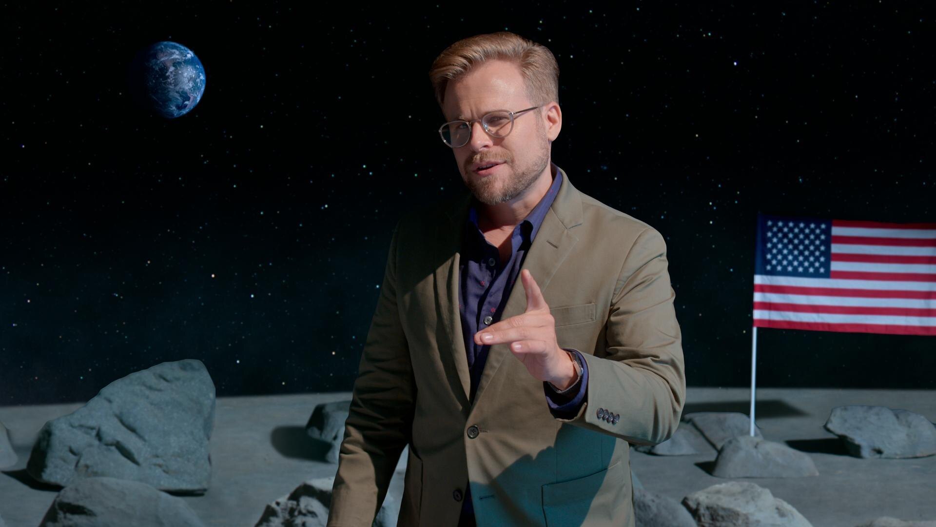 Komik Adam Conover v novém dokumentu ukáže jak funguje americká vláda… anebo spíš nefunguje?