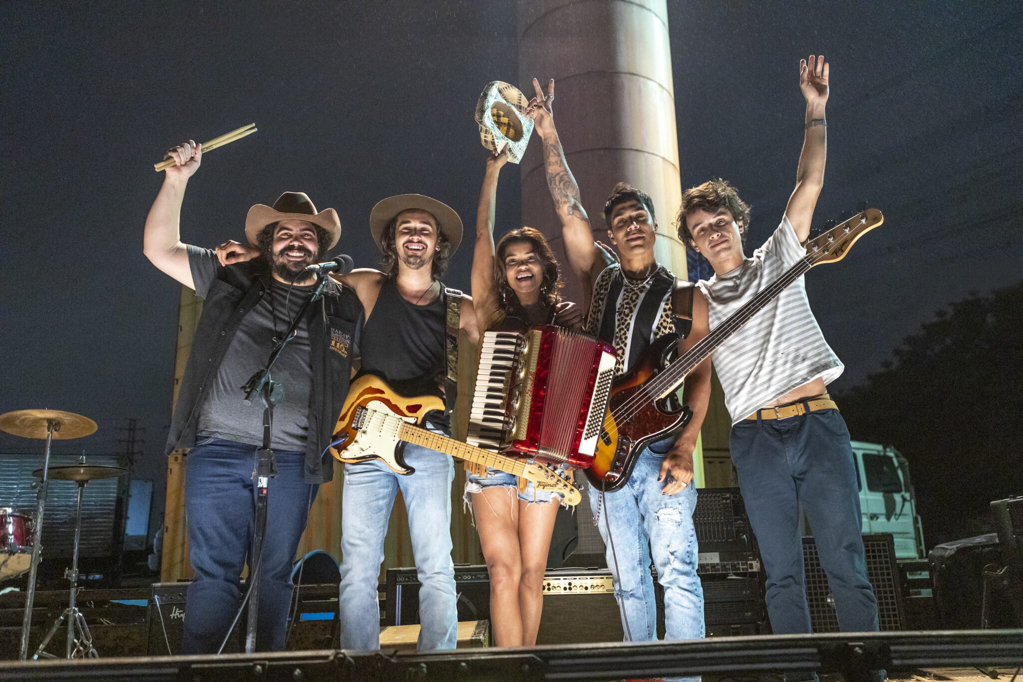 Brazilský seriál Jen když je to z lásky vypráví o zlomených srdcích, snech a slávě. Vše je zabalené do hudebního stylu sertanejo