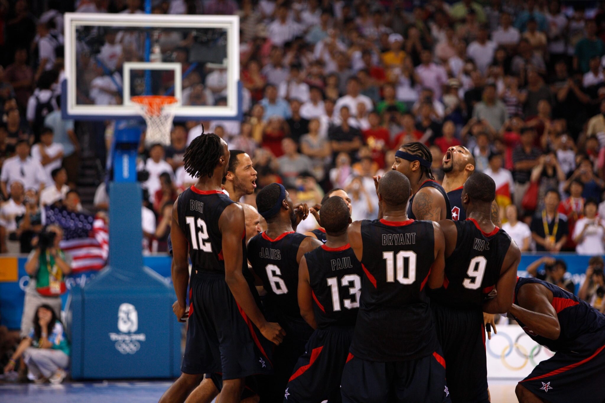 Kobe Bryant a LeBron James proti zbytku světa. The Redeem Team si podmaňuje Čínu