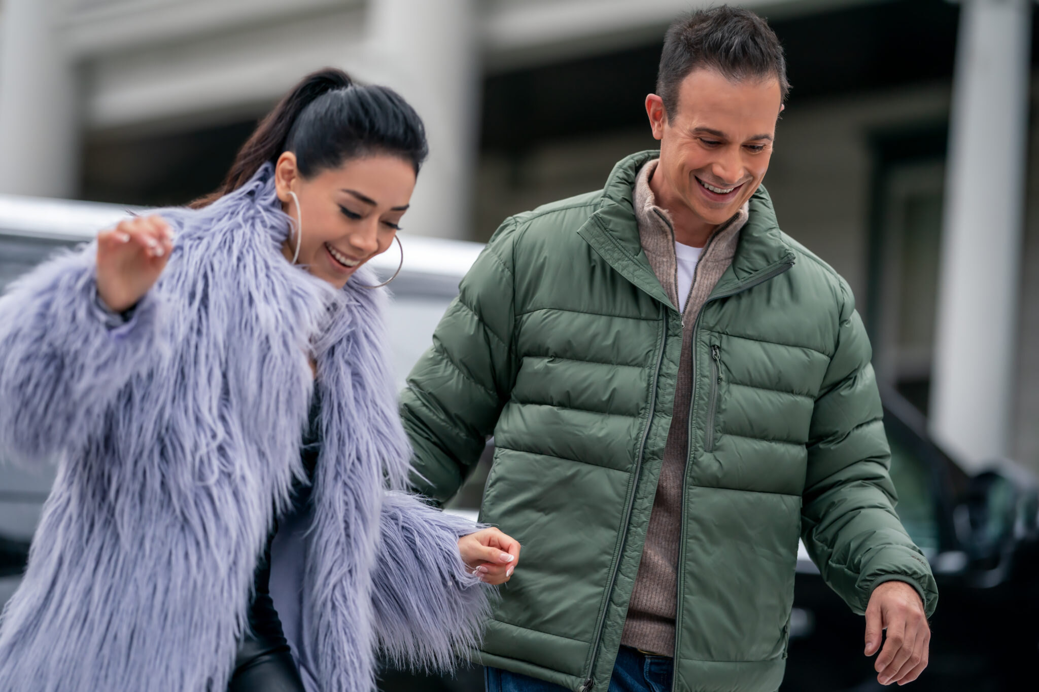 Freddie Prinze Jr. se vrací jako svobodný otec ve vánočním filmu o popové hvězdičce, která potřebuje nazpívat hit