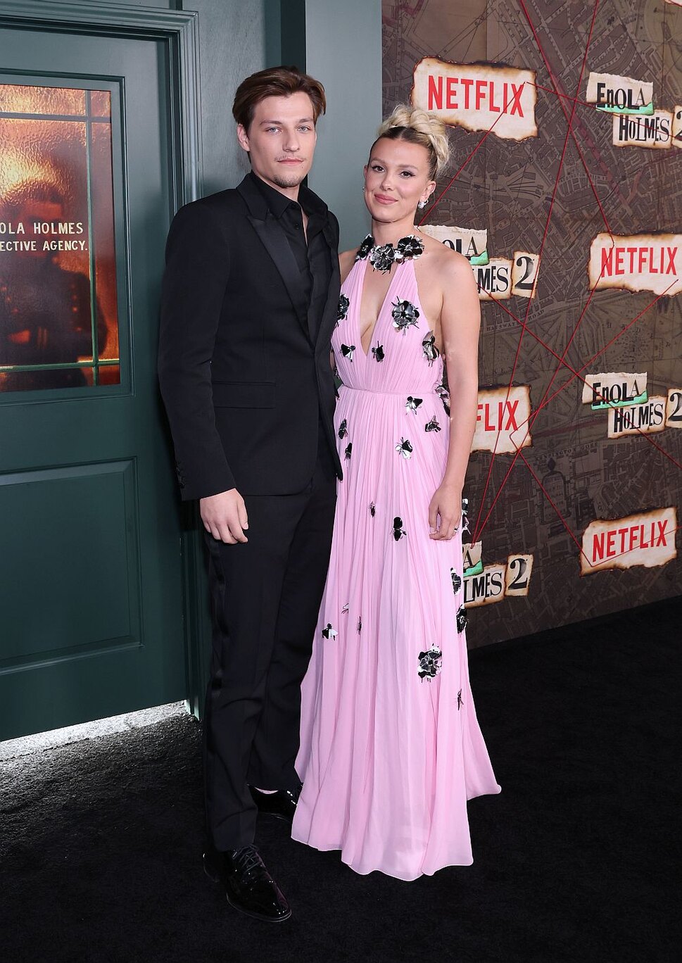 Millie Bobby Brown (18) se na premiéře nového filmu ukázala v šatech s odvážným výstřihem