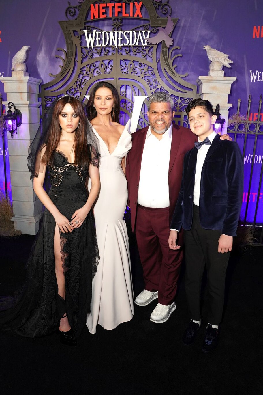 Catherine Zeta-Jones na premiéře Wednesday v šatech za 79 tisíc zastínila i mladší kolegyně