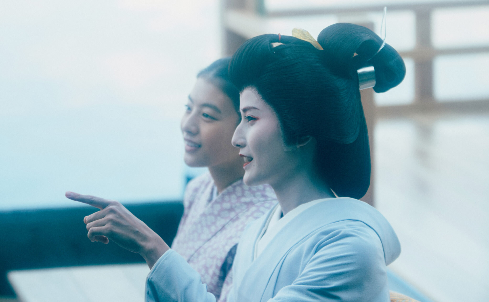 Dvě kamarádky touží po dráze gejši, jedna z nich však skončí u plotny. Nový japonský seriál vám ukáže všechny krásy Kjóta