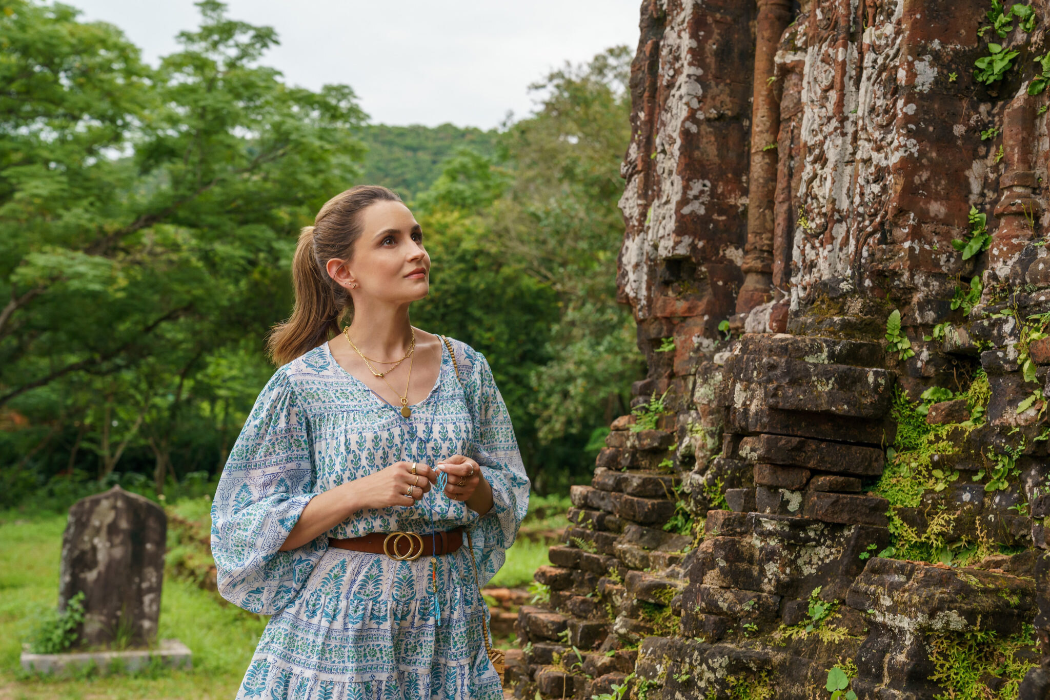 Zkušená romantička se zamiluje na tajné misi ve Vietnamu. Turistický průvodce láskou divákům ukáže nejen krásy exotické země