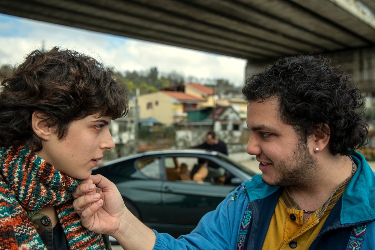 Oblíbená spisovatelka Elena Ferrante na Netflixu odhaluje skutečnou tvář Neapole v devadesátkách