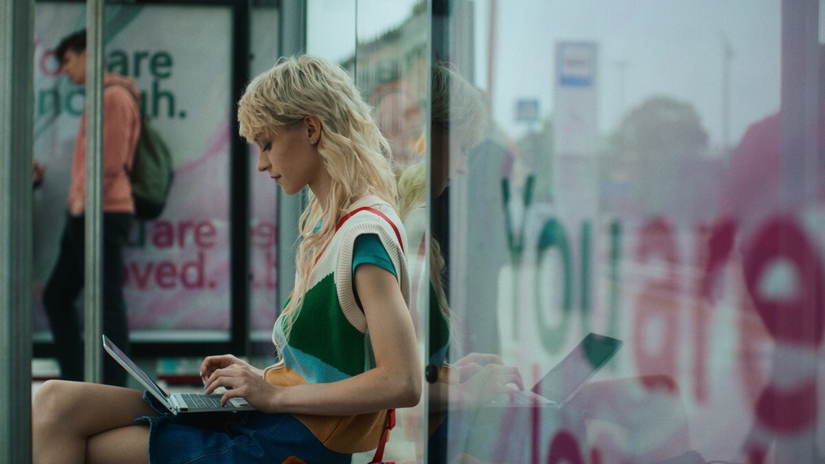 Nový young adult film s nebinární osobou v hlavní roli je na Netflixu. Zaměřuje se na objevování pravé identity