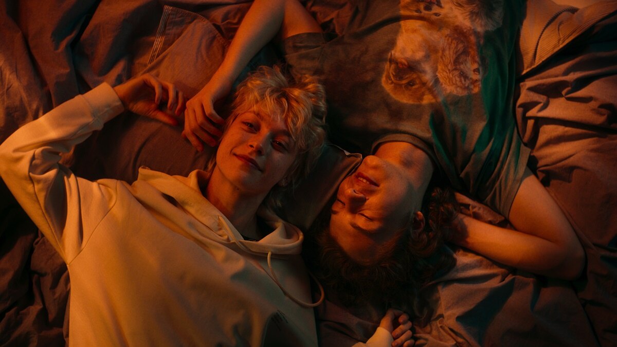 Nový young adult film s nebinární osobou v hlavní roli je na Netflixu. Zaměřuje se na objevování pravé identity