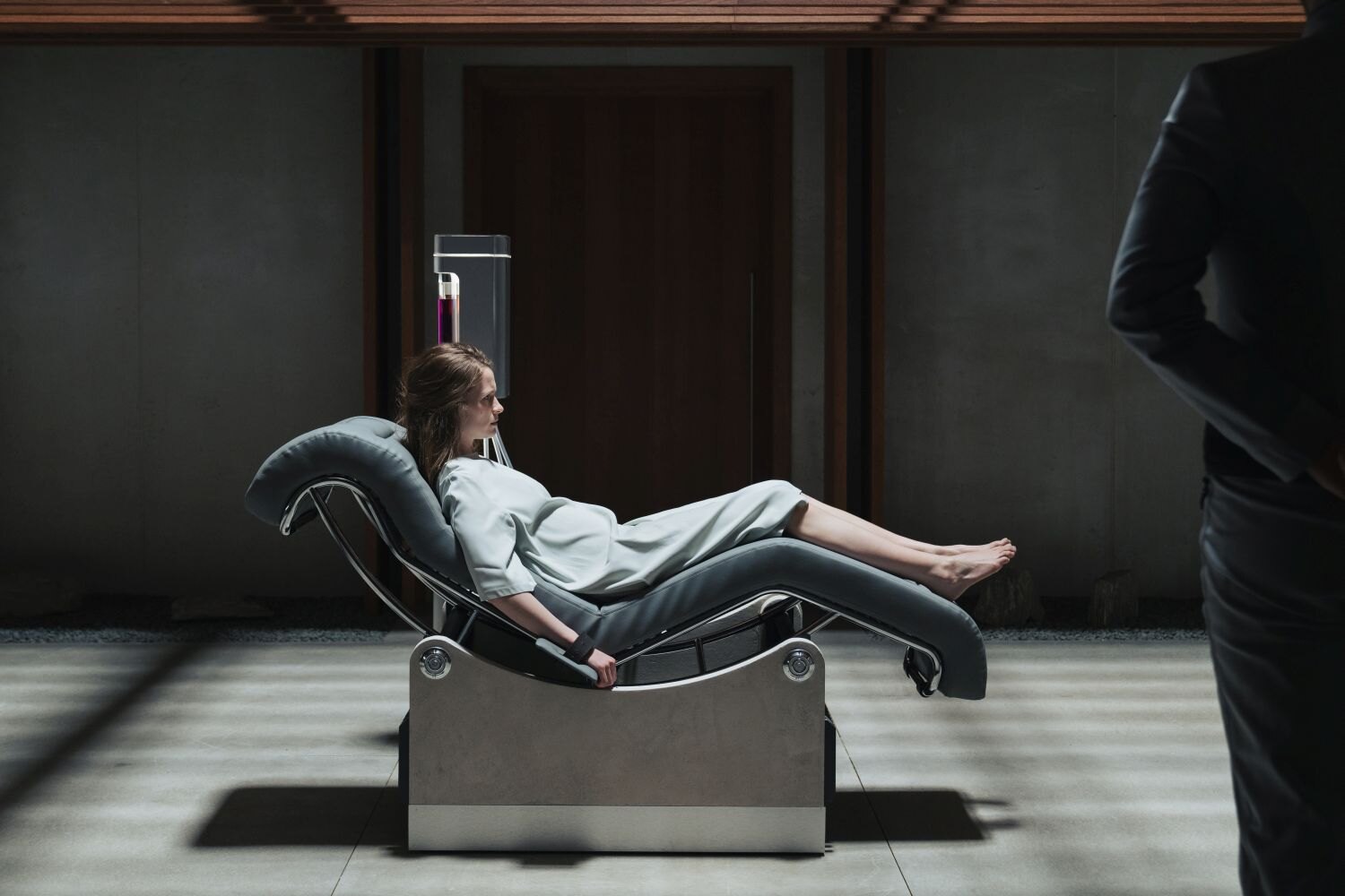 Lidé prodávají roky svého života, aby vydělali peníze. Nový zvrácený sci-fi thriller už brzy dobude Netflix