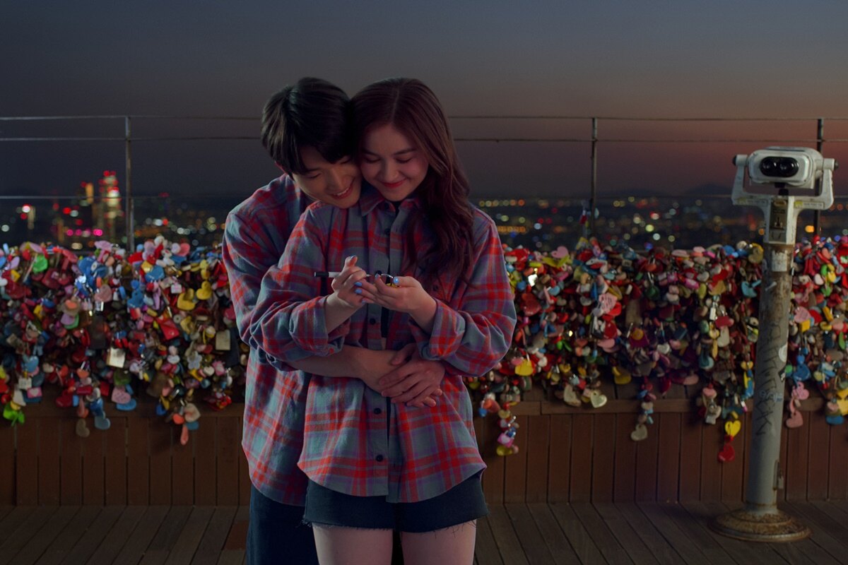 Netflix aktuálně válcuje romantický seriál pro mladé. Castingová režisérka netušila, že obsadila sourozence