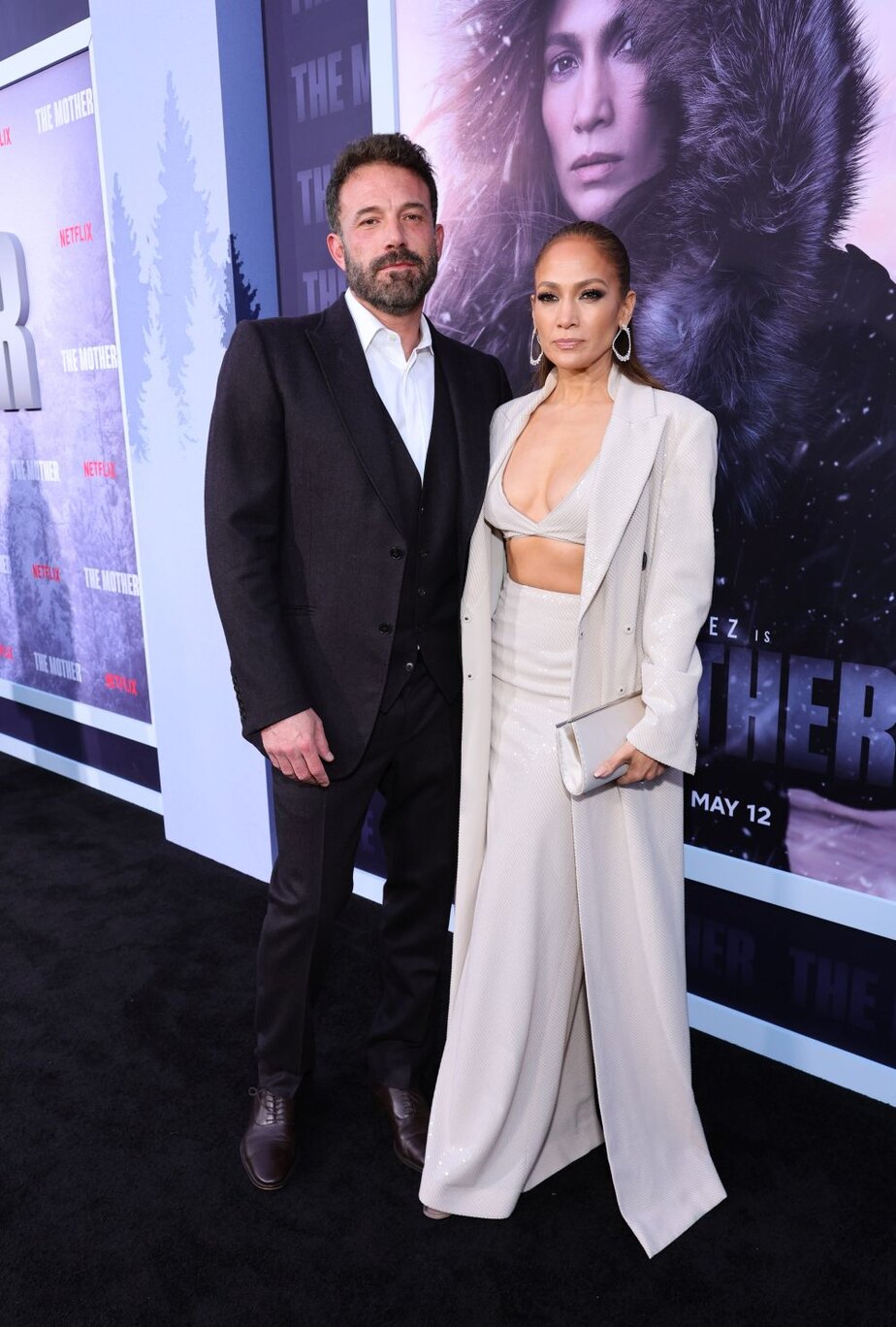 Jennifer Lopez na premiéru filmu Matka dorazila ve stylovém outfitu s odvážnou podprsenkou