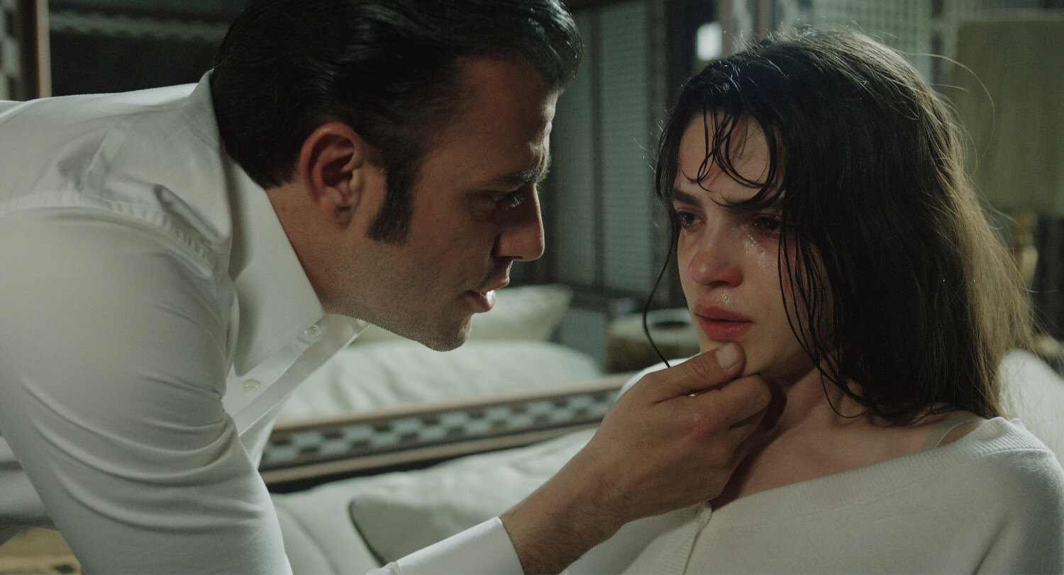Netflix ruší mnoho dobrých seriálů, ty méně oblíbené pokračují. Stejně jako drama Šikovný krejčí, které přichází s 2. řadou