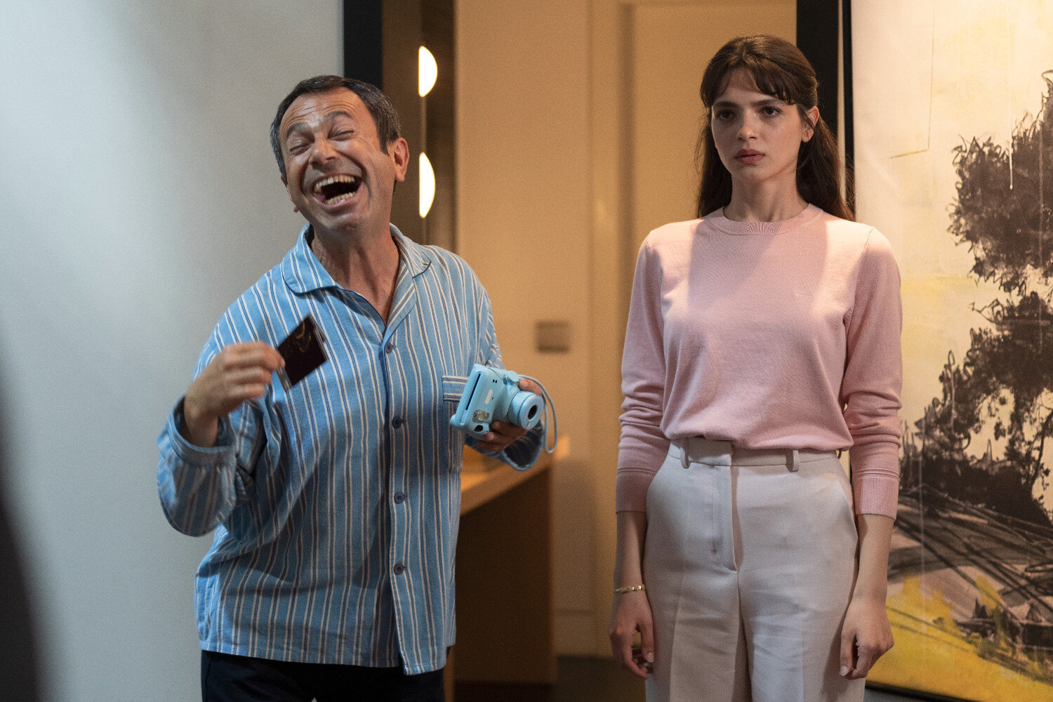 Netflix ruší mnoho dobrých seriálů, ty méně oblíbené pokračují. Stejně jako drama Šikovný krejčí, které přichází s 2. řadou