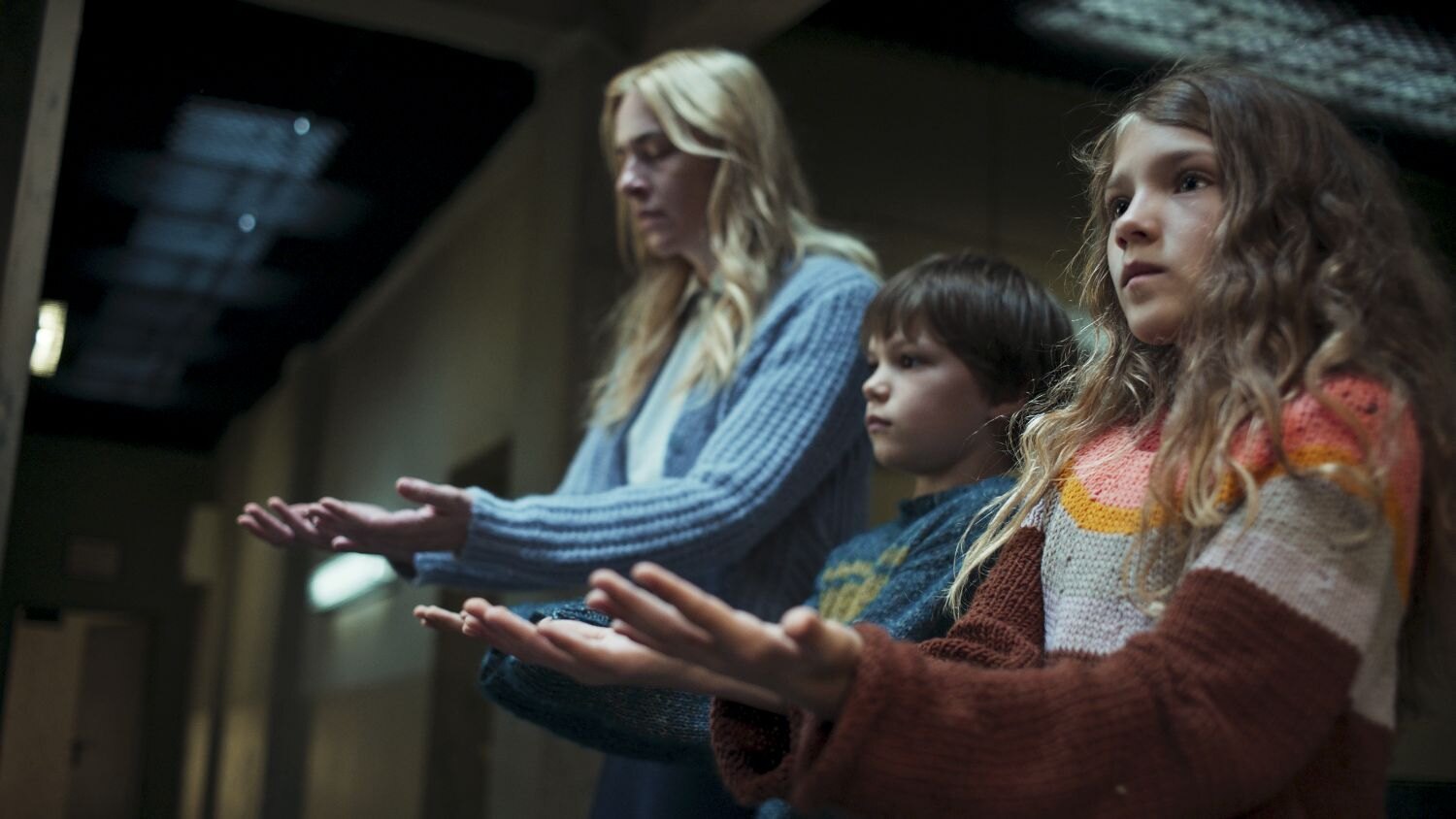Žena žila 13 let v zajetí a porodila dvě děti. Netflix natočil děsivý seriál o životě rodiny z přísně střeženého domu