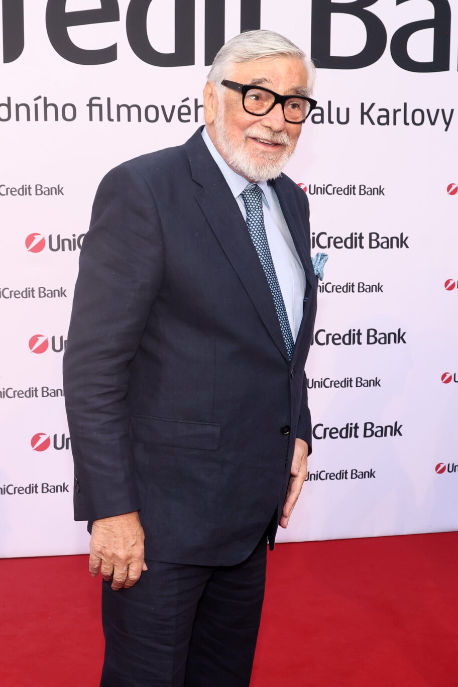 Celebrity na nejluxusnější party ve Varech: Oscarové róby, průsvitné šaty i šik šedesátnice