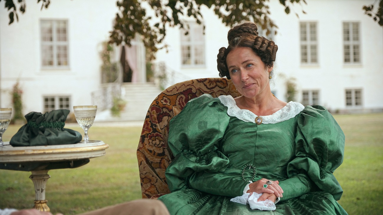 Vtipná dobová komedie Netflixu vás naučí umění svádění a milování