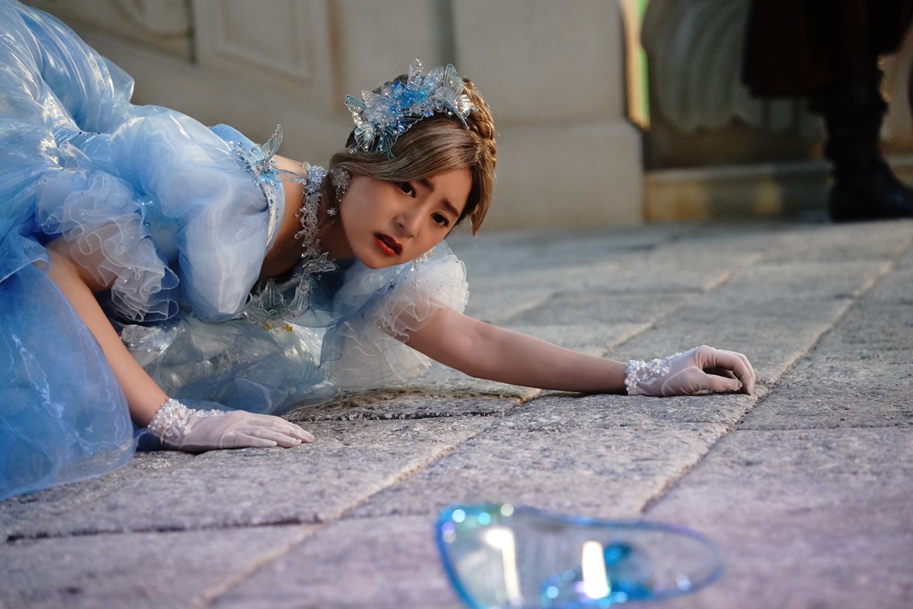 Vraždila Popelka, nebo krásný princ? Netflix uvede kriminální fantasy pohádku, kde se role detektiva ujme Červená karkulka
