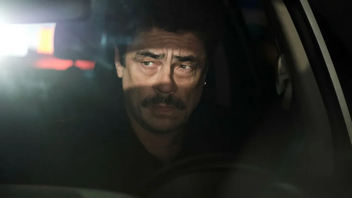 Benicio del Toro jako Tom Nichols ve snímku Ještěr.