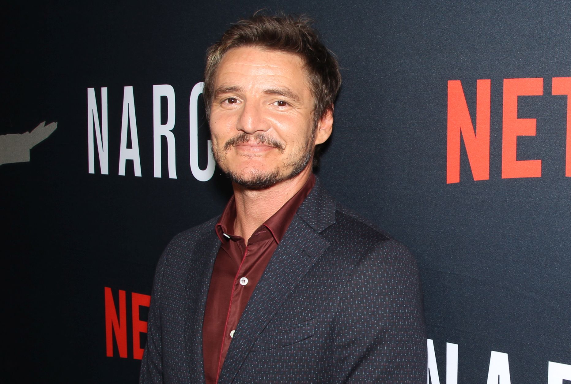 8 nejpřitažlivějších herců ze seriálů Netflixu podle redaktorek Netflixeru: Nechybí Peaky Blinders, Zaklínač ani Cizinka