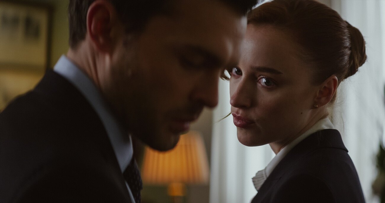 Vášnivý pohled Phoebe Dynevor na Aldena Ehrenreicha ve filmu Fair Play