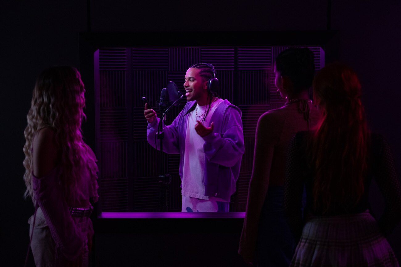 Bouřlivá cesta za slávou, vtipné nehody i odvrácená strana showbyznysu: Netflix uvede hudební seriál plný reggaetonu