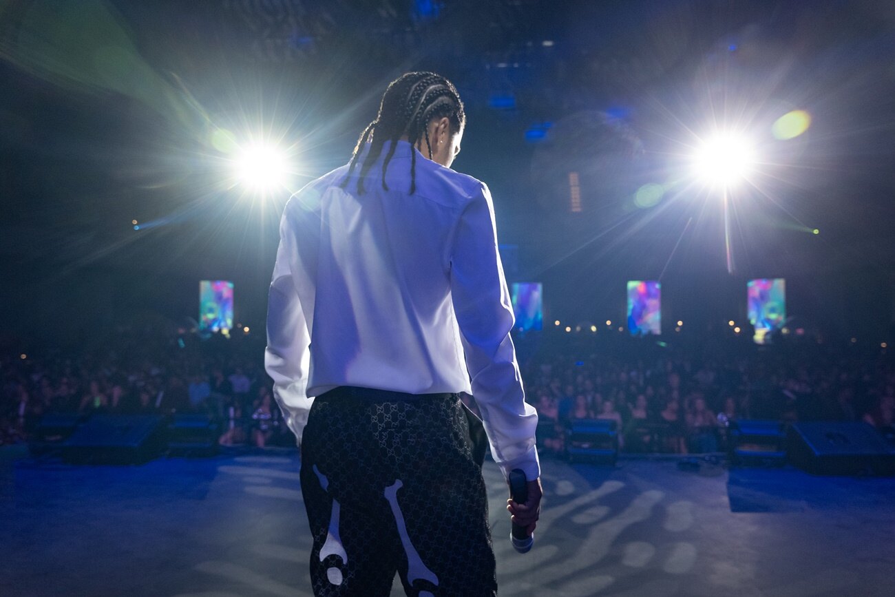 Bouřlivá cesta za slávou, vtipné nehody i odvrácená strana showbyznysu: Netflix uvede hudební seriál plný reggaetonu