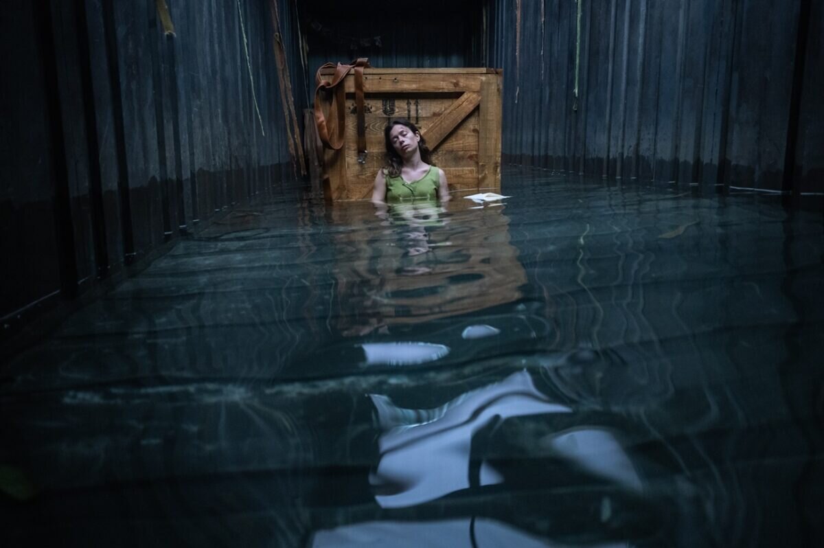 Mia sedí ve vodě zavřená v kontejneru Uprostřed ničeho