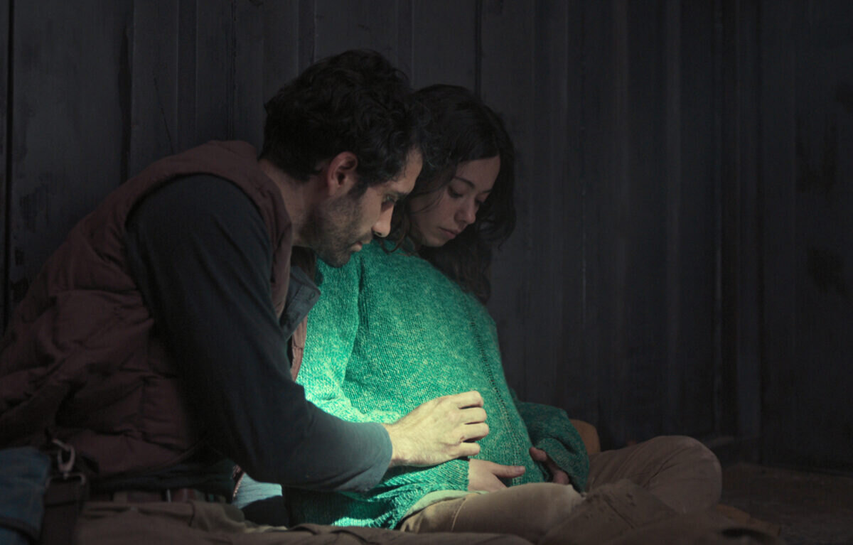 Těhotná Mia s partnerem v thrilleru Uprostřed ničeho