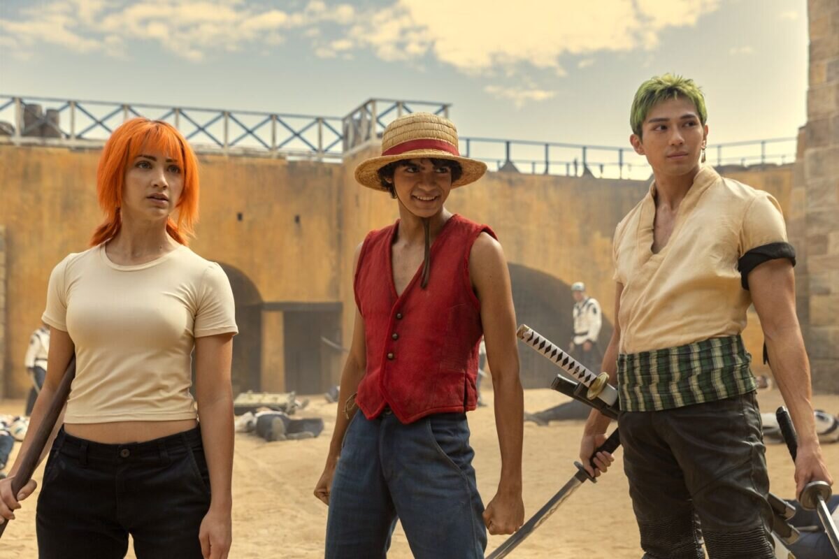 Emily Rudd jako Nami, Iñaki Godoy jako Monkey D. Luffy, Mackenyu Arata jako Roronoo Zoro v první řadě hrané adaptace One Piece.