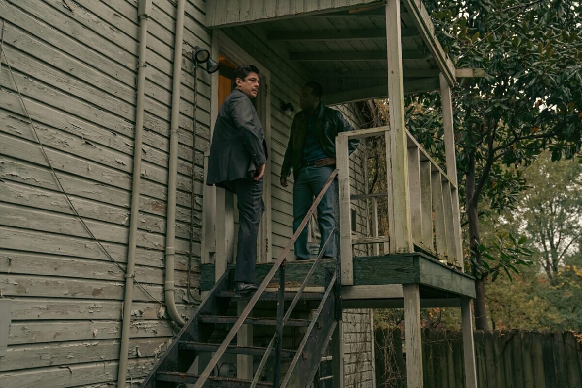 Dva detektivové u dveří vyšetřují vraždu ve filmu Ještěr