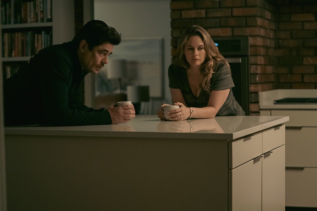 Benicio Del Toro jako Tom Nichols a Alicia Silverstone jako Judy Nichols ve filmu ještěr