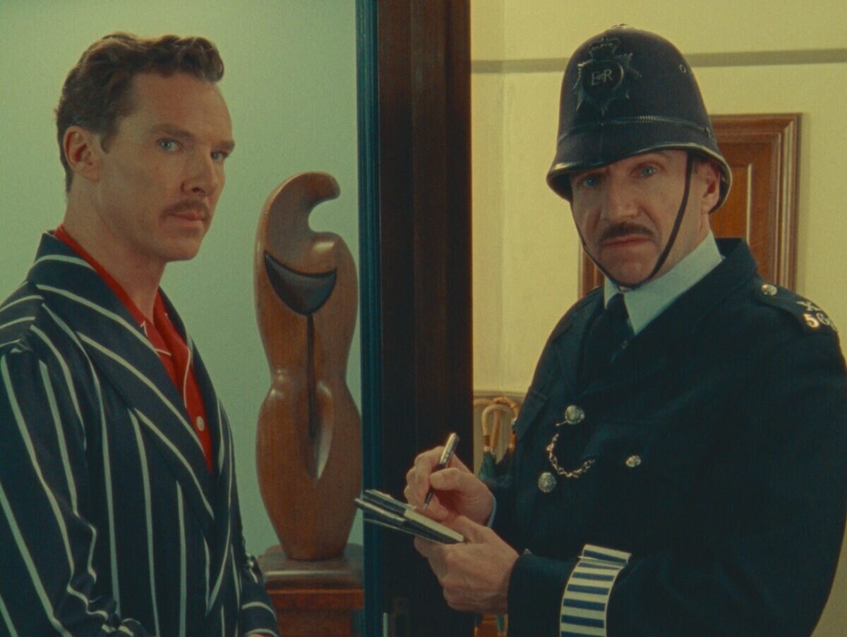 Benedict Cumberbatch jako Henry Sugar a Ralph Fiennes jako policista ve filmu Podivuhodný příběh Henryho Sugara .