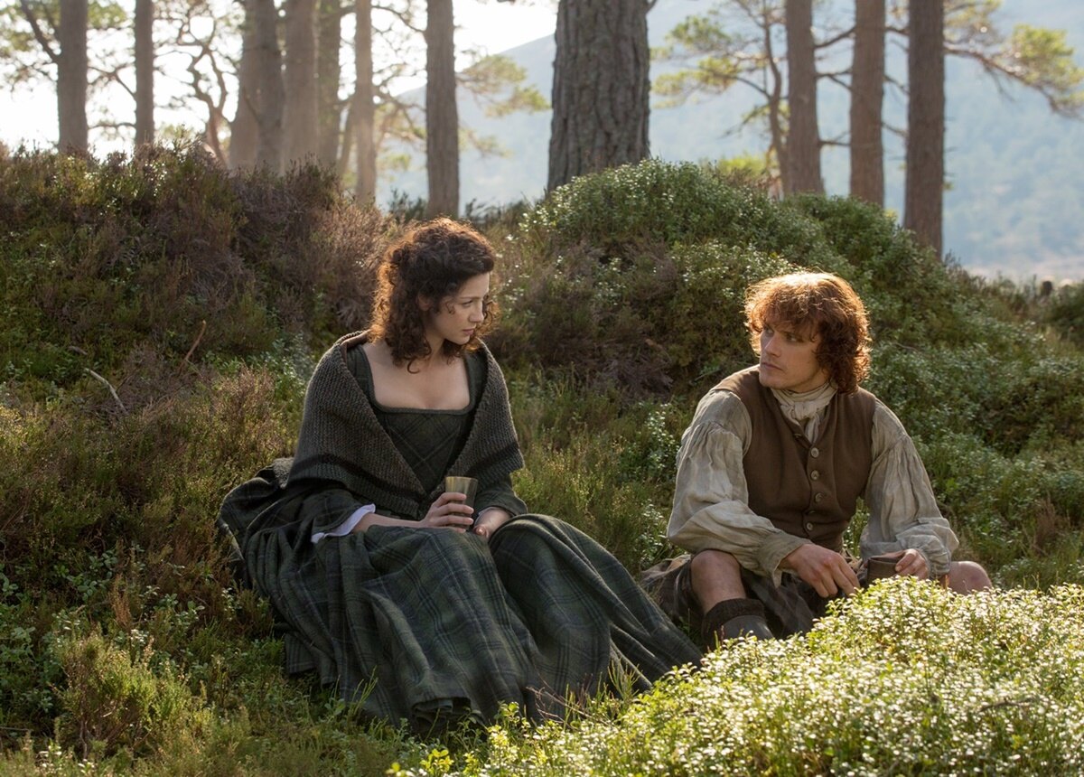 Claire a Jamie z Cizinky sedí v lese