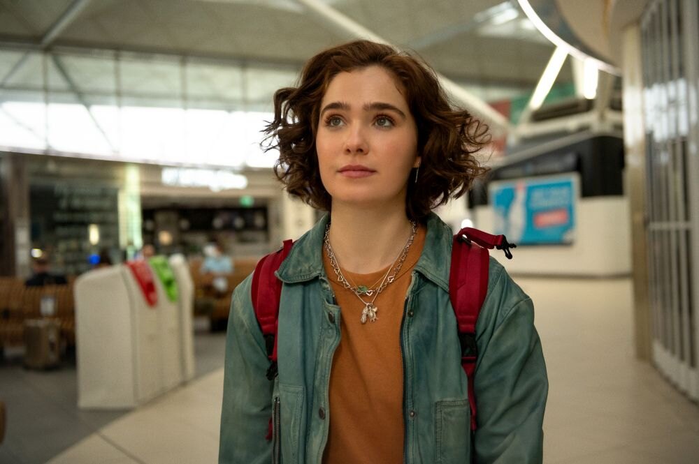 Haley Lu Richardson jako Hadley Sullivan na letišti ve filmu Láska na první pohled.