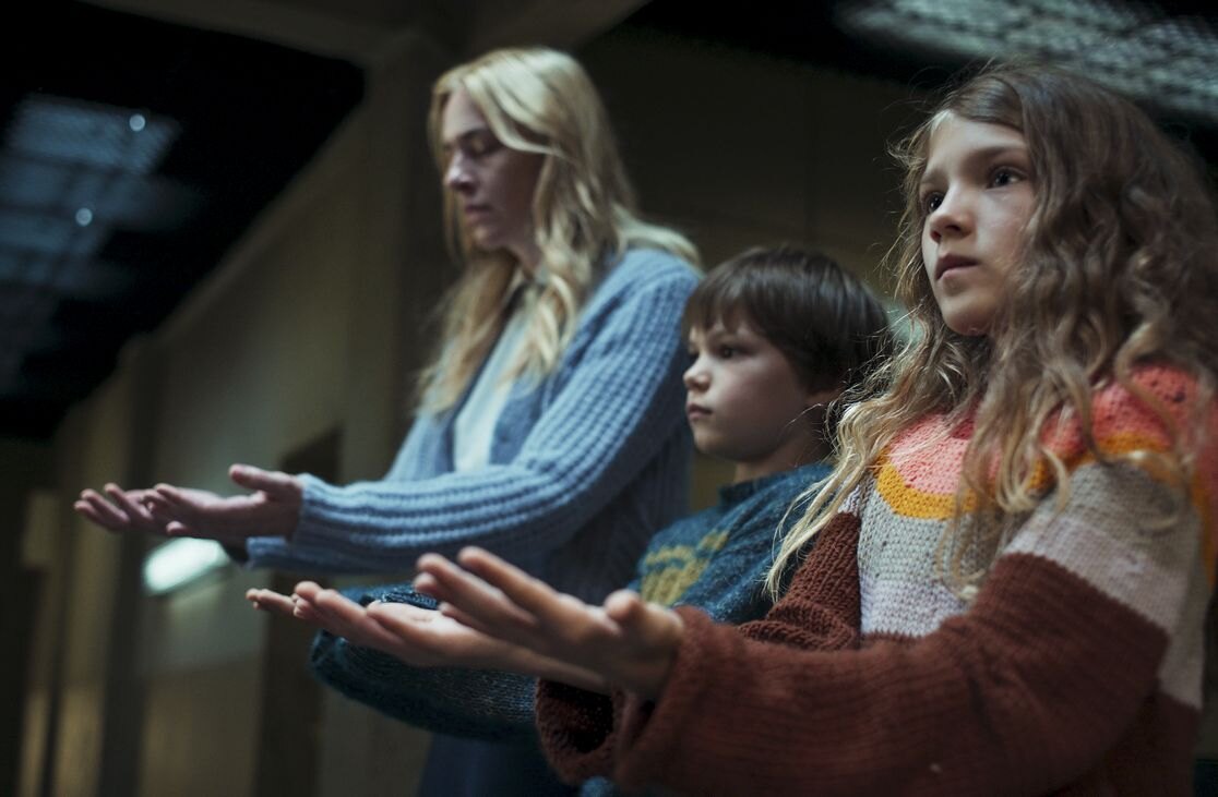 Kim Riedle jako Lena, Naila Schuberth jako Hannah a Sammy Schrein jako Jonathan s nataženýma rukama v seriálu Milé dítě.