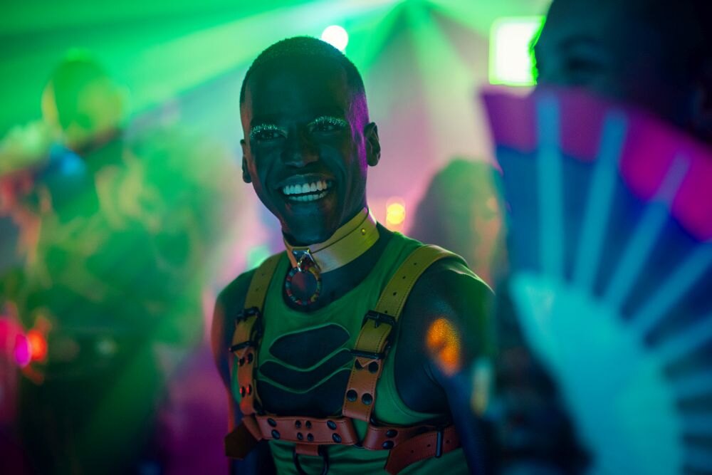 Ncuti Gatwa jako Eric Effiong na party v seriálu Sexuální výchova (4. řada)