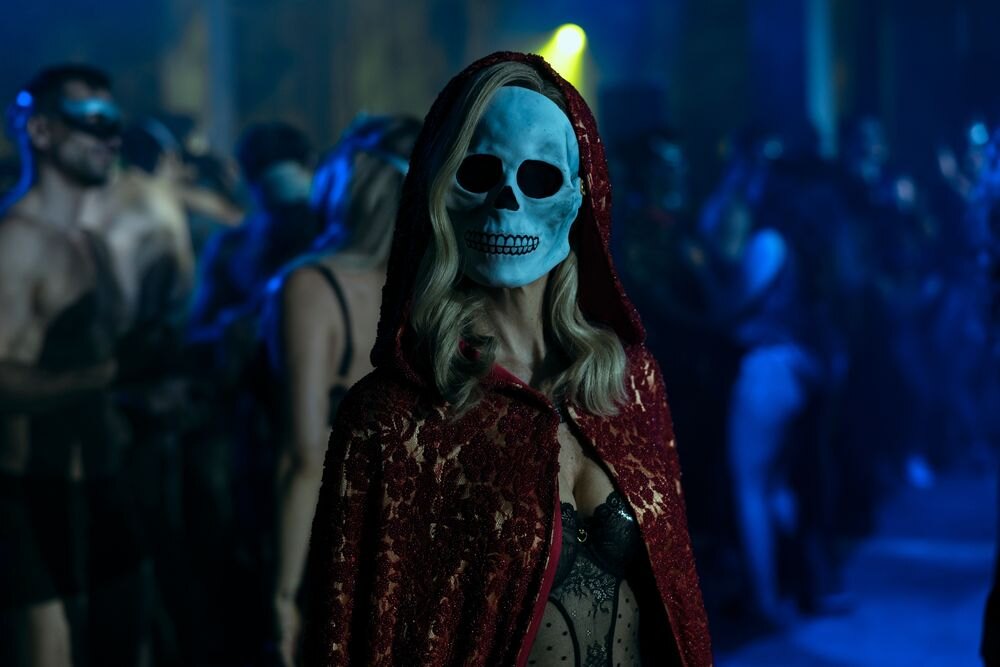 Carla Gugino jako Verna v hororovém seriálu Pád domu Usherů.