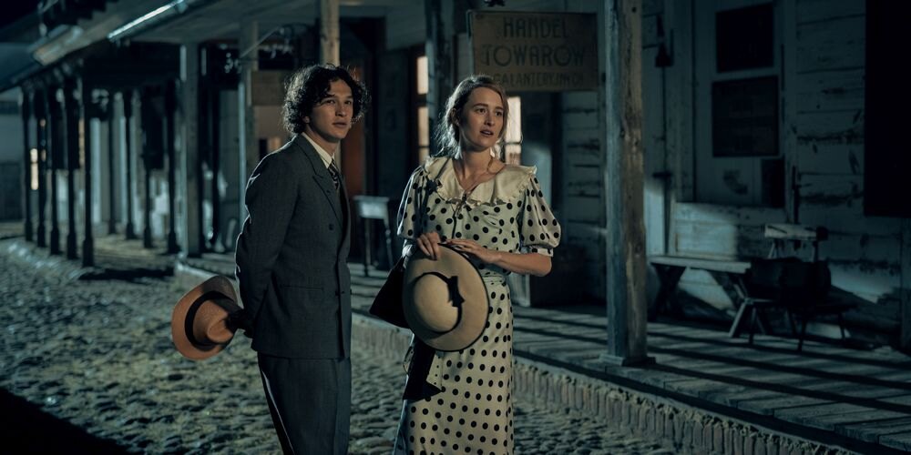 Muž a žena v puntíkovaných šatech na ulici ve filmu Mastičkář (Forgotten Love/Znachor).