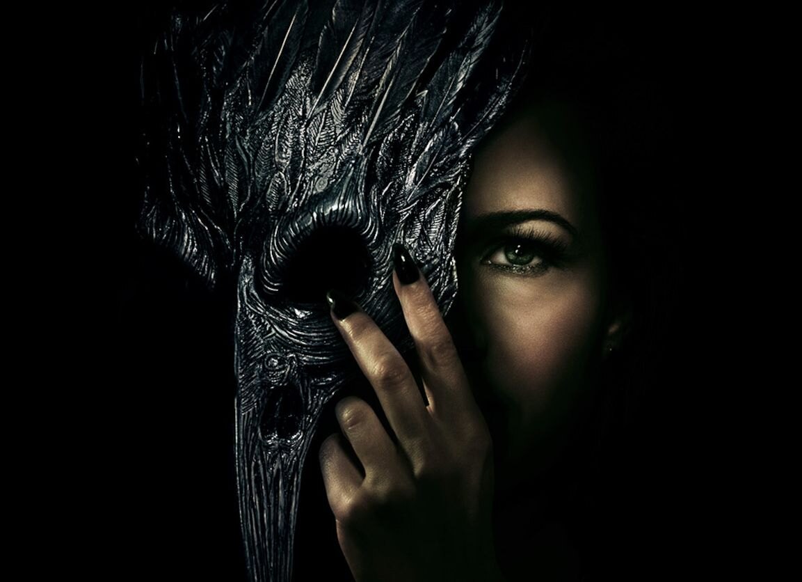 Plakát k hororovém seriálu Pád domu Usherů - žena skrývající se za maskou.
