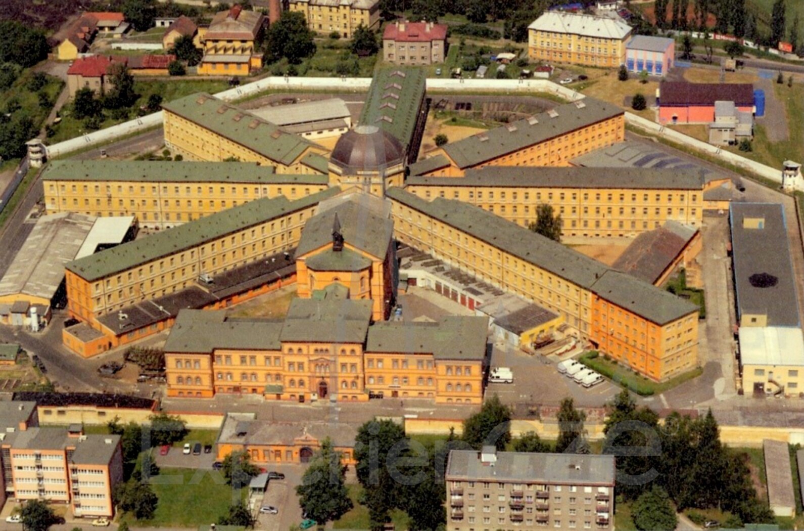 Jsme Češi a pervitin je naše kultura: Netflix natáčel ve věznici Bory, která má podle něj problém udržet drogy mimo své zdi