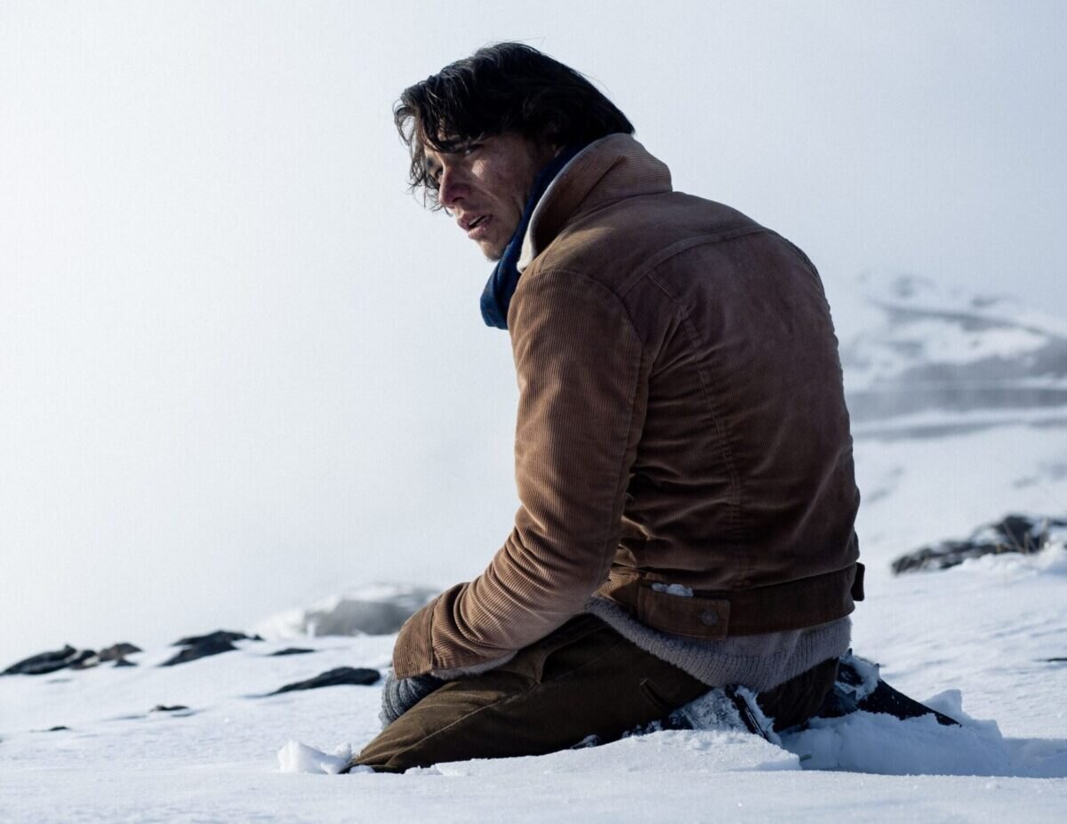 Enzo Vogrincic klečí ve sněhu ve filmu Sněžné bratrstvo