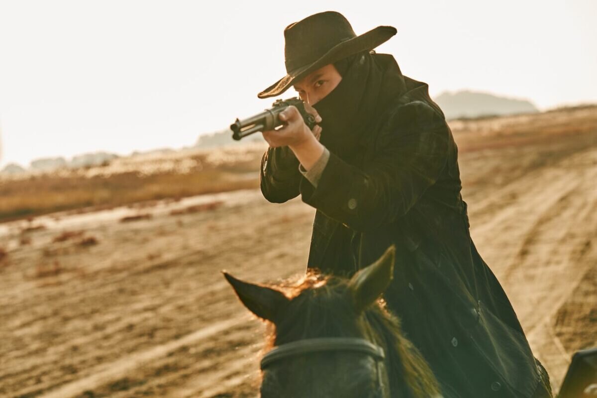 Bandita na koni míří puškou v korejském seriálu Song of the Bandits (Píseň banditů).