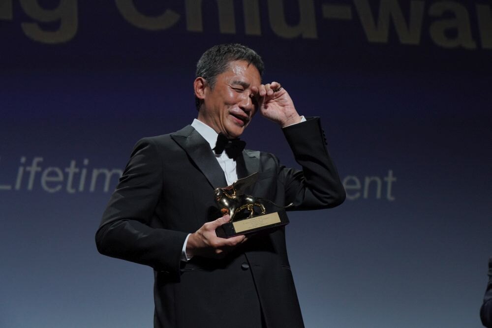 Tony Leung Chiu-Wai na filmovém festivalu v Benátkách pláče poté, co získal získal cenu Zlatého lva za celoživotní dílo.