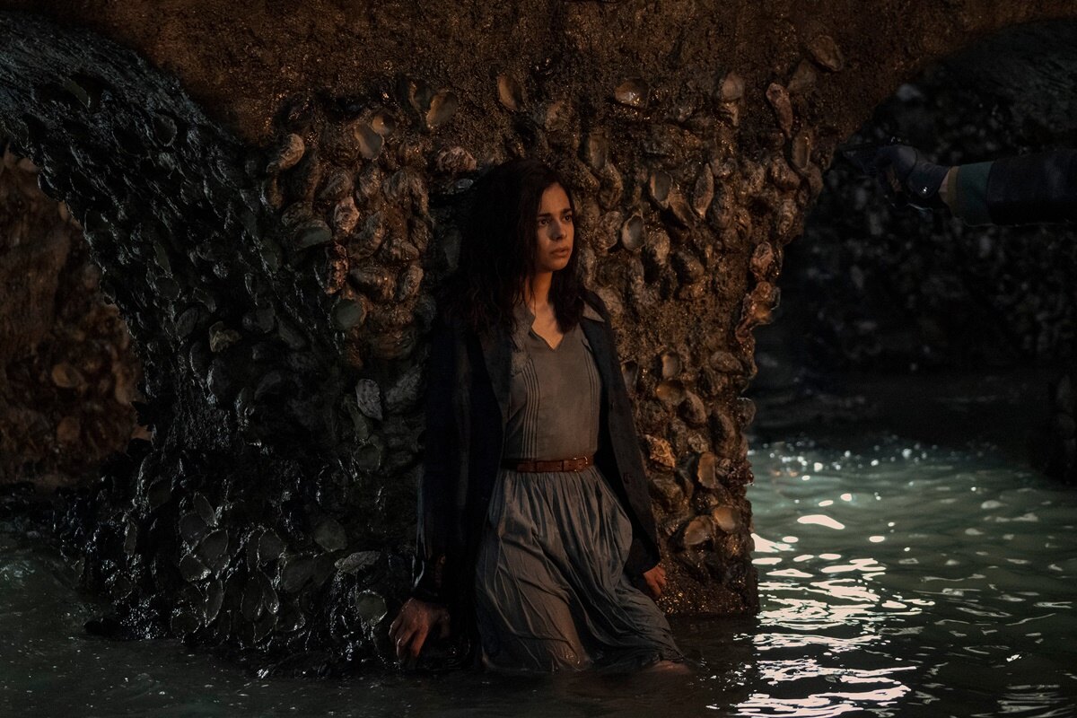 Marie se skrývá pod mostem v seriálu Jsou světla, která nevidíme