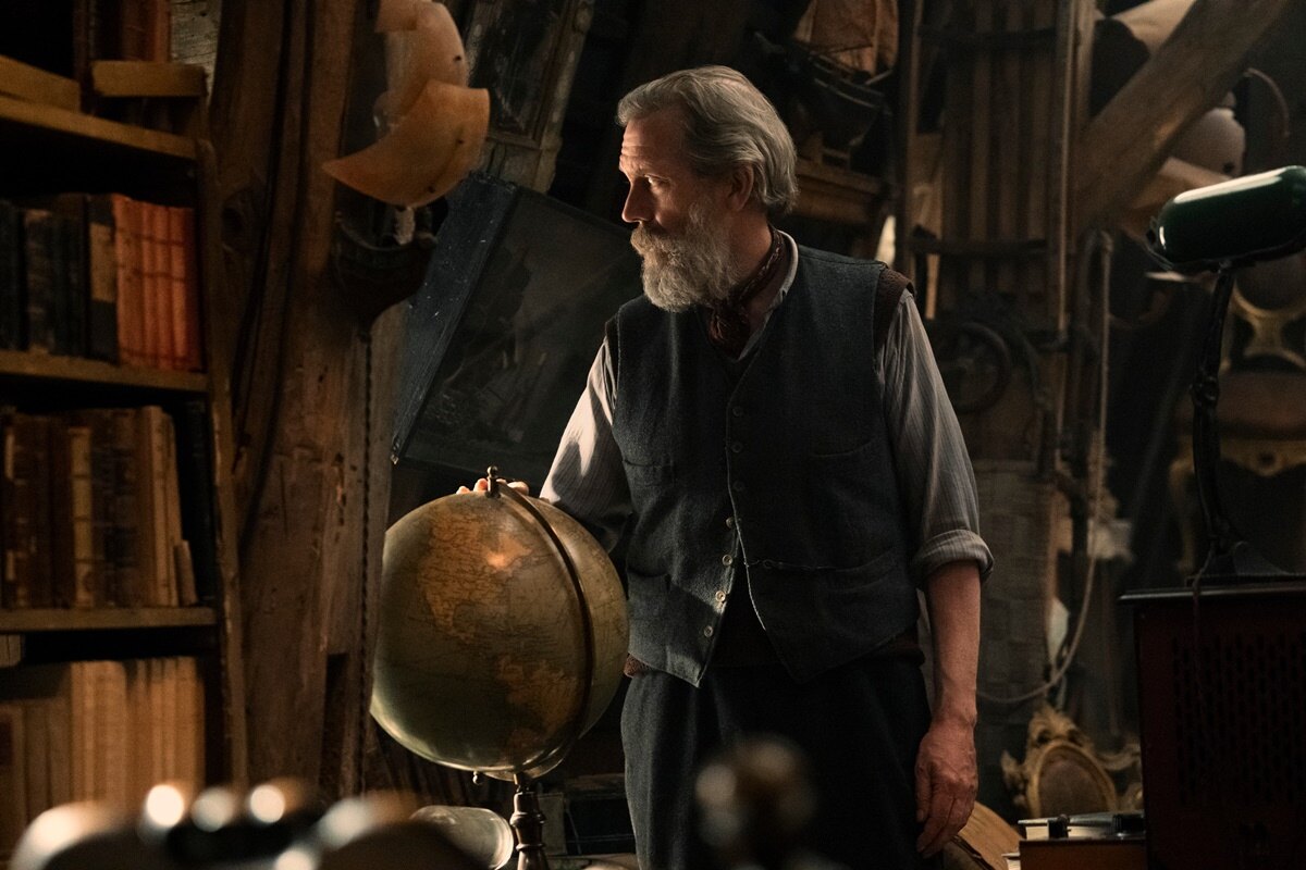 Hugh Laurie jako Mariin strýček v seriálu Jsou světla, která nevidíme