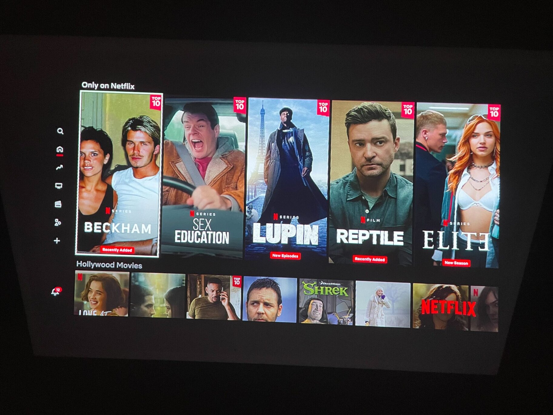 Promítání Netflixu na stěnu projektorem Samsung Freestyle 2. generace.