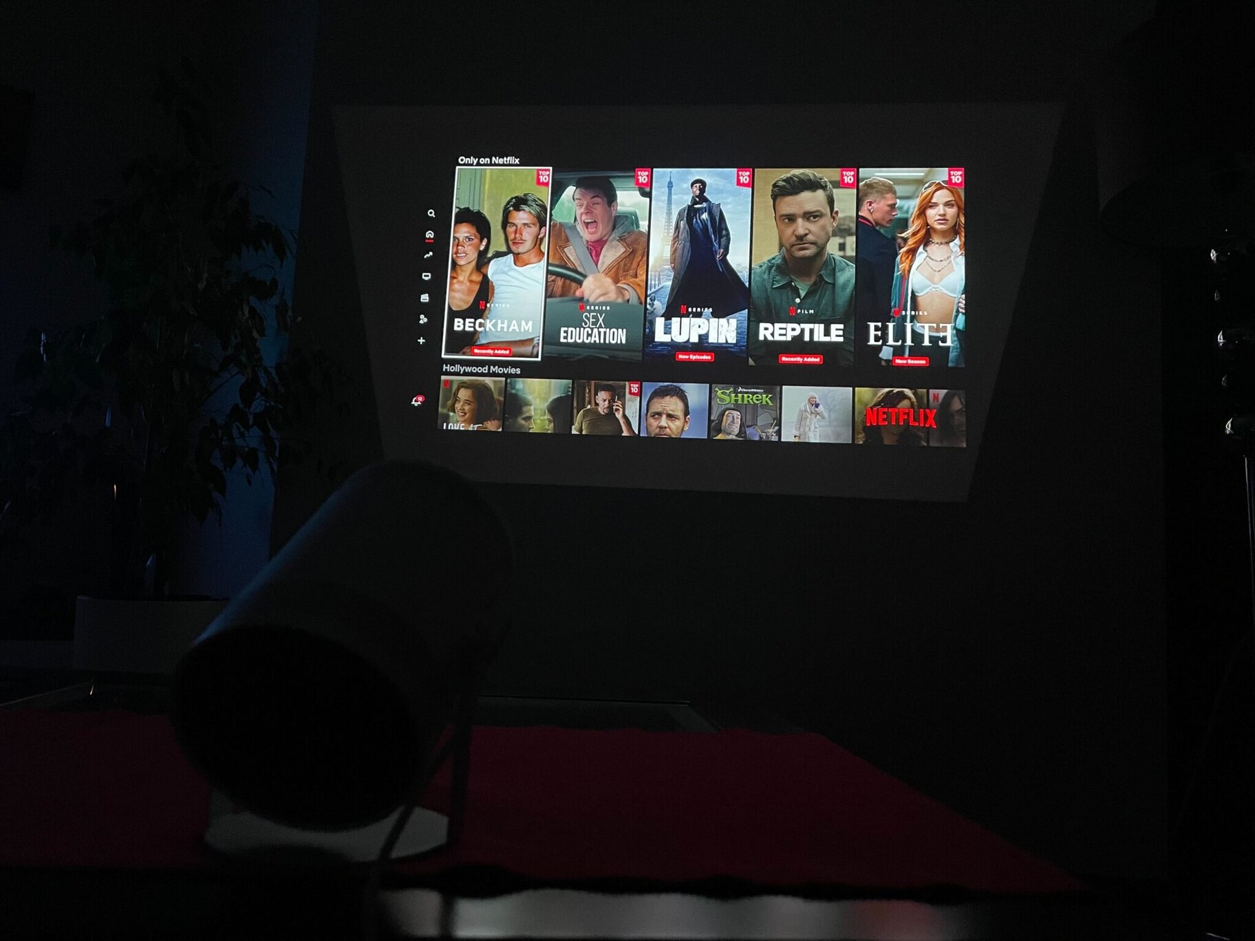 Promítání Netflixu na stěnu projektorem Samsung Freestyle 2. generace.