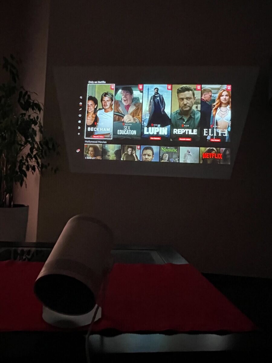 Promítání Netflixu na stěnu projektorem Samsung Freestyle 2. generace.